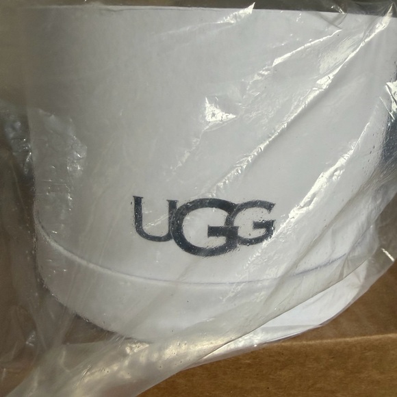 UGG Chestnut Shearling Earmuffs - Picture 3 of 3